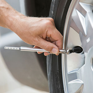 Image: Checking tire pressure (© Tetra Images/Getty Images/Getty Images)